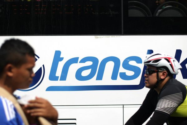 PEjalan kaki dan pengendara sepeda berbagi jalan dengan bus transjakarta karena ruas jalan yang menyempit saat Car Free Day, Jakarta, Minggu 6 September 2015.
STORY: Car Free Day Yang Tidak Bebas Lagi
Hari Bebas Kendaraan Bermotor (HBKB) atau disebut sebagai Car Free Day memiliki tujuan untuk mensosialisasikan pada masyarakat agar menurunkan ketergantungan terhadap kendaraan bermotor.
Di Jakarta Hari Bebas Kendaraan Bermotor pertama kali digelar pada 23 Mei 2002 setiap hari Minggu akhir bulan pukul 06.00-14.00 yang kemudian menjadi setiap hari Minggu pukul 06.00-11.00.
Awalnya kegiatan ini diisi oleh warga yang berolah raga pagi namun kini Car Free Day dipenuhi oleh pedagang dan aktivitas yang tidak terkait dengan sosialisasi menurunkan ketergantungan terhadap kendaraan bermotor. JG Photo/Afriadi Hikmal